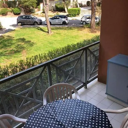 F2 Meuble Piscine/tennis Lägenhet *